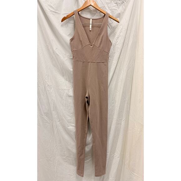 Aritzia Babaton Contour V-Neck Jumpsuit in‎ Nude Beige Small Kim K Kardashian - Picture 2 of 5